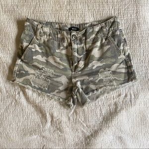 urban outfitters camo shorts